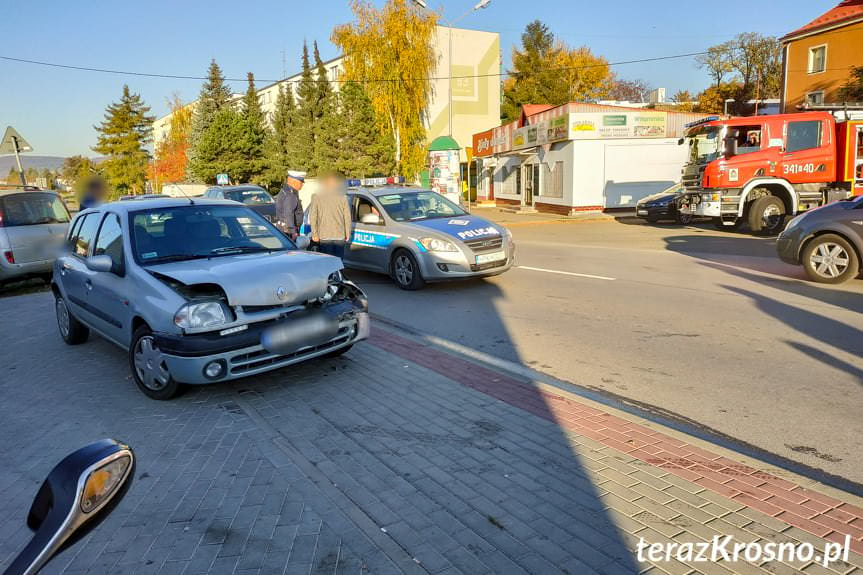 Czołowe zderzenie dwóch samochodów osobowych marki Renault w Krośnie