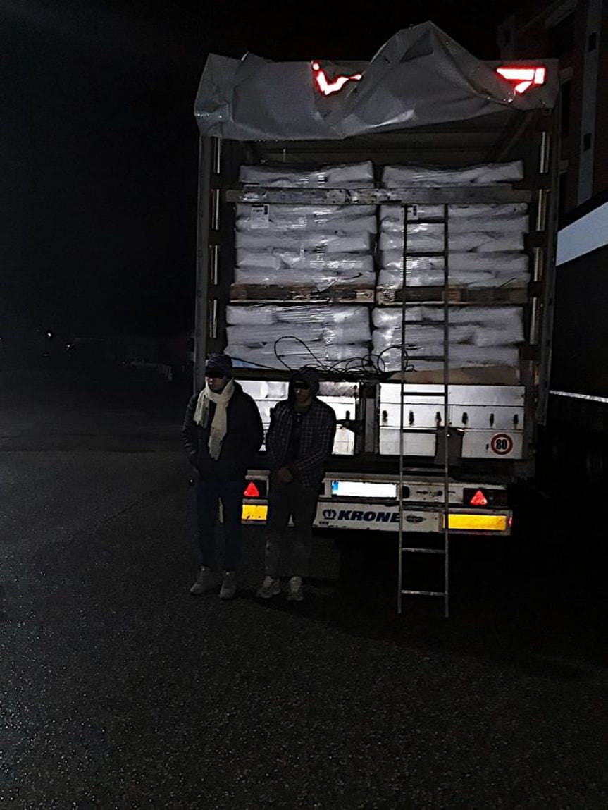 Dwóch Afgańczyków podróżowało w naczepie ciężarówki