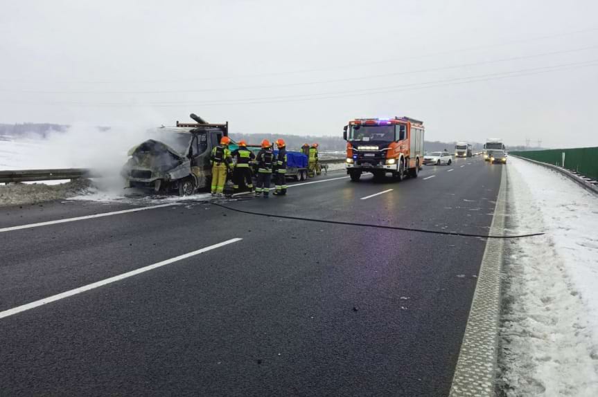 samochód płonący na autostradzie