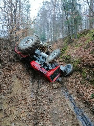 Izdebki. Wypadek przy zwożeniu drzewa z lasu