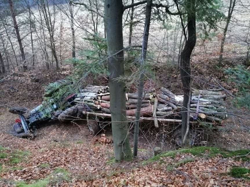 Izdebki. Wypadek przy zwożeniu drzewa z lasu