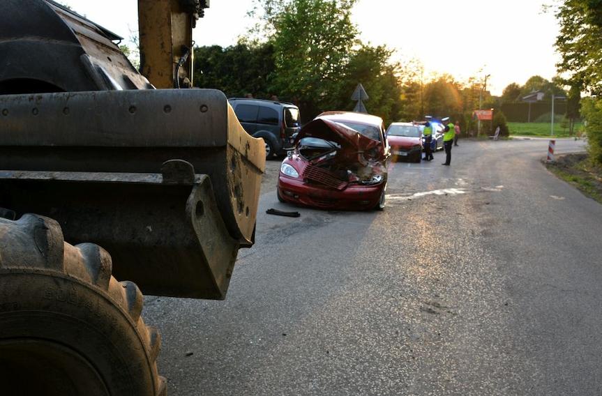 Koparka i uszkodozne samochody