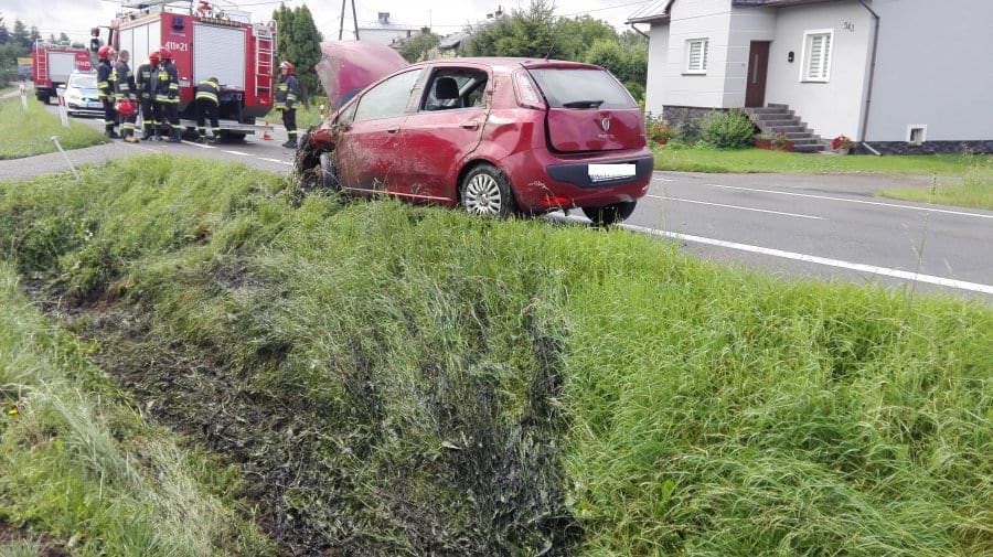 Kierujący Fiatem wjechał do rowu