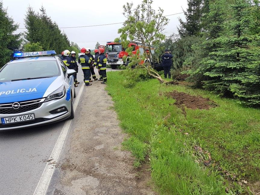 Kolizja drogowa w Korczynie. Kierujący samochodem  trafił do szpitala