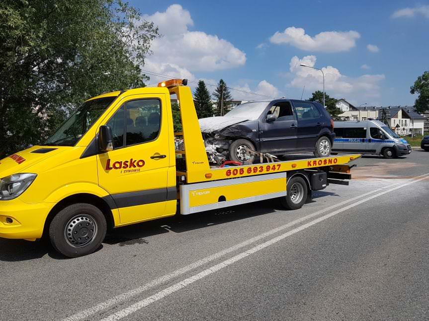 Zderzenie dwóch samochodów na skrzyżowaniu ulic Hallera i Lwowskiej w Krośnie