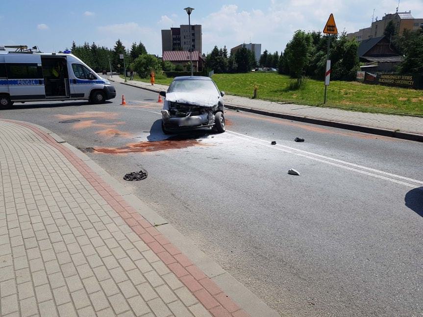 Zderzenie dwóch samochodów na skrzyżowaniu ulic Hallera i Lwowskiej w Krośnie 