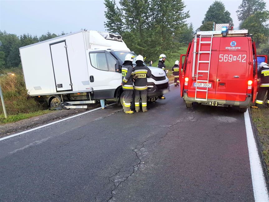 Kolizja w Krasnej. Osobówka uderzyła w samochód dostawczy