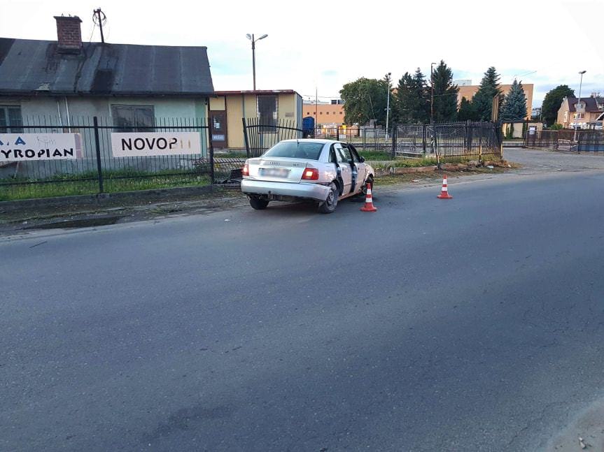 Kolizja w Krośnie. Audi uderzyło w ogrodzenie