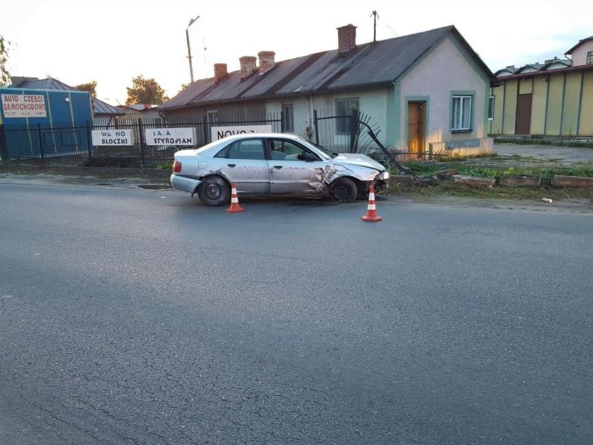Kolizja w Krośnie. Audi uderzyło w ogrodzenie