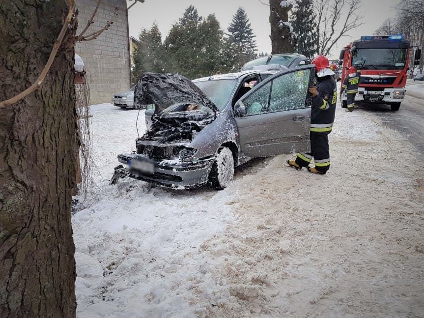 Krościenko Wyżne. Samochód uderzył w ogrodzenie i zapalił się