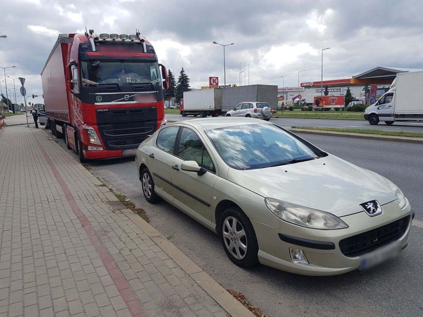 KROSNO. Ciężarowym Volvo najechał na tył Peugeota