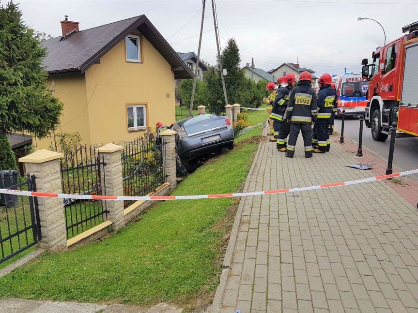 Krosno. Kierująca oplem wjechała w ogrodzenie