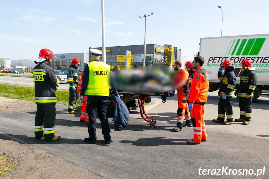 Krosno. Kierujący oplem wjechał do przydrożnego rowu