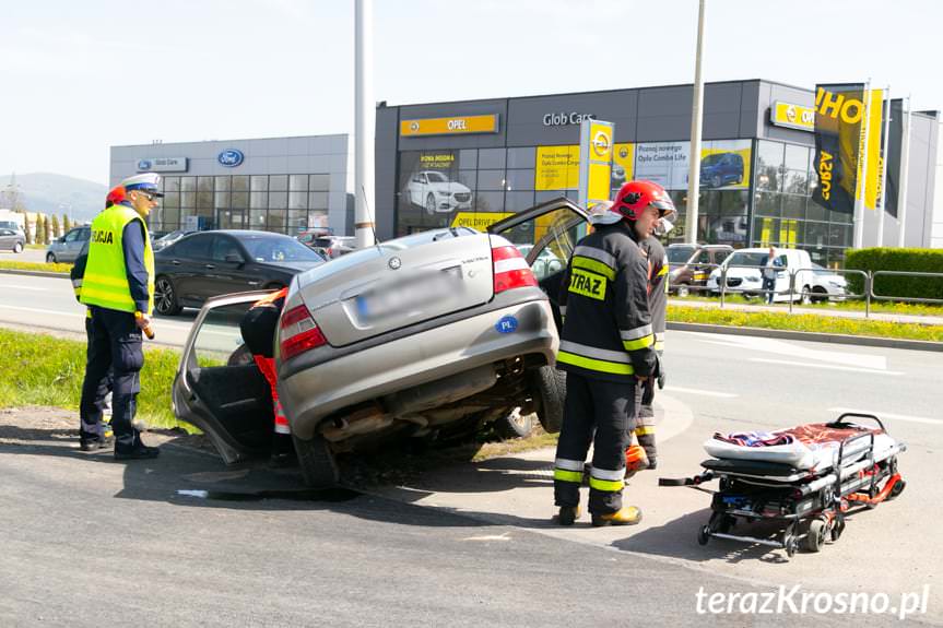 Krosno. Kierujący oplem wjechał do przydrożnego rowu