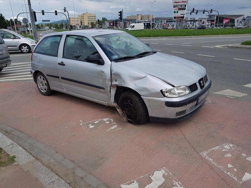 Krosno. Kolizja na skrzyżowaniu przy KFC