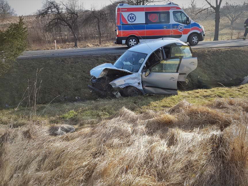 Krosno. Na Bieszczadzkiej samochód uderzył w betonowy przepust