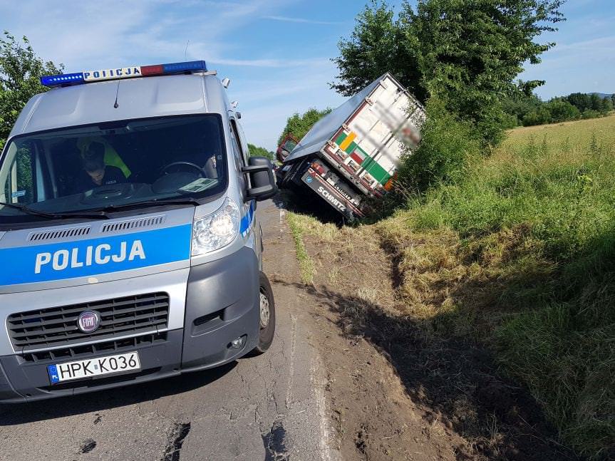 KROSNO. Samochodem ciężarowym wjechał do przydrożnego rowu