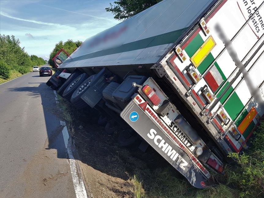 KROSNO. Samochodem ciężarowym wjechał do przydrożnego rowu