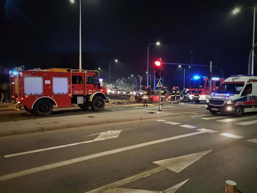 Krosno. Seatem wjechał w sygnalizator świetlny