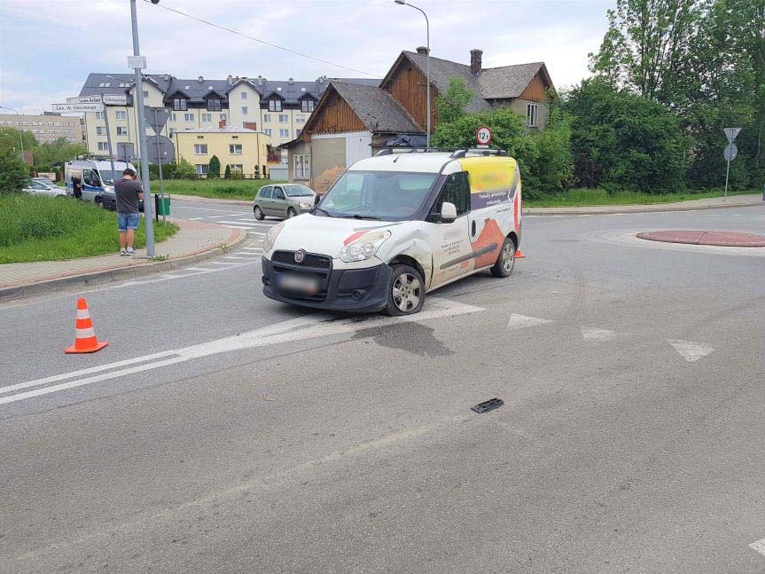 Krosno. Zderzenie dwóch samochodów na rondzie