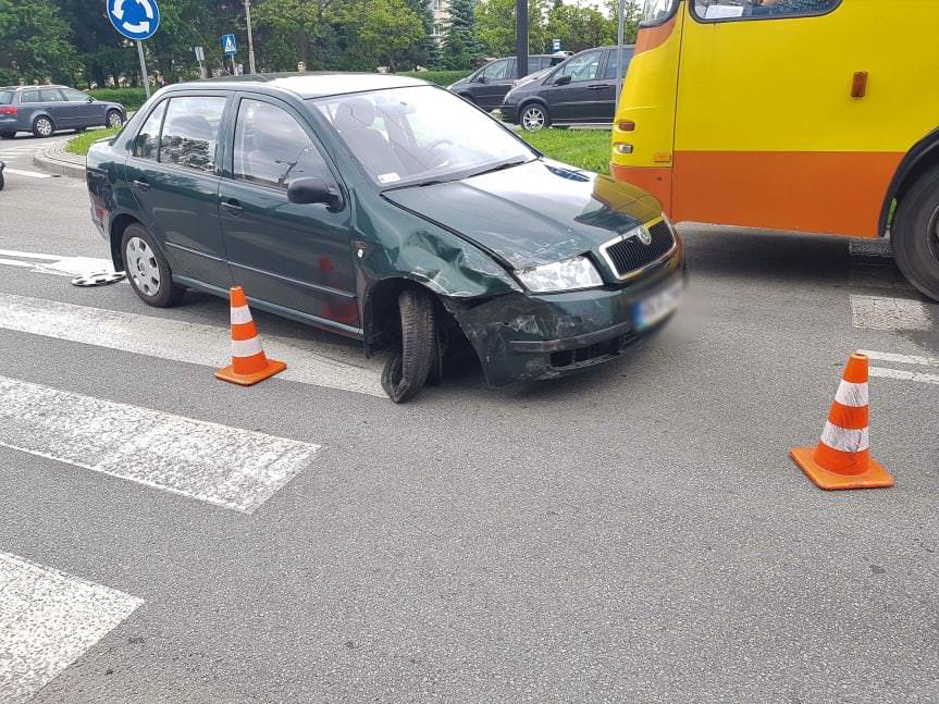 Krosno. Zderzenie dwóch samochodów na rondzie