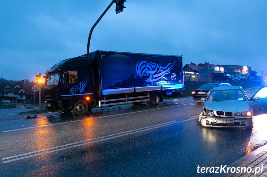 Krosno. Zderzenie samochodu ciężarowego z osobowym