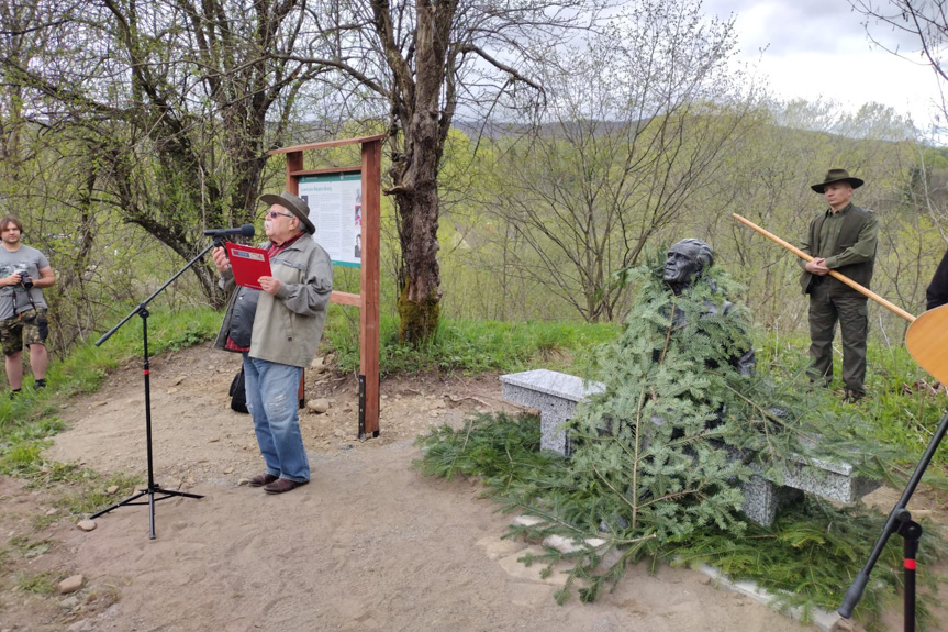 Ławeczka Majstra Biedy w Wetlinie