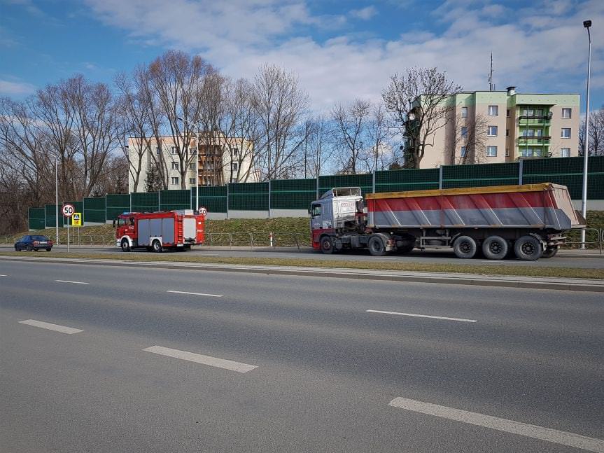 Na Podkarpackiej w Krośnie, samochodem ciężarowym wjechał w barierki
