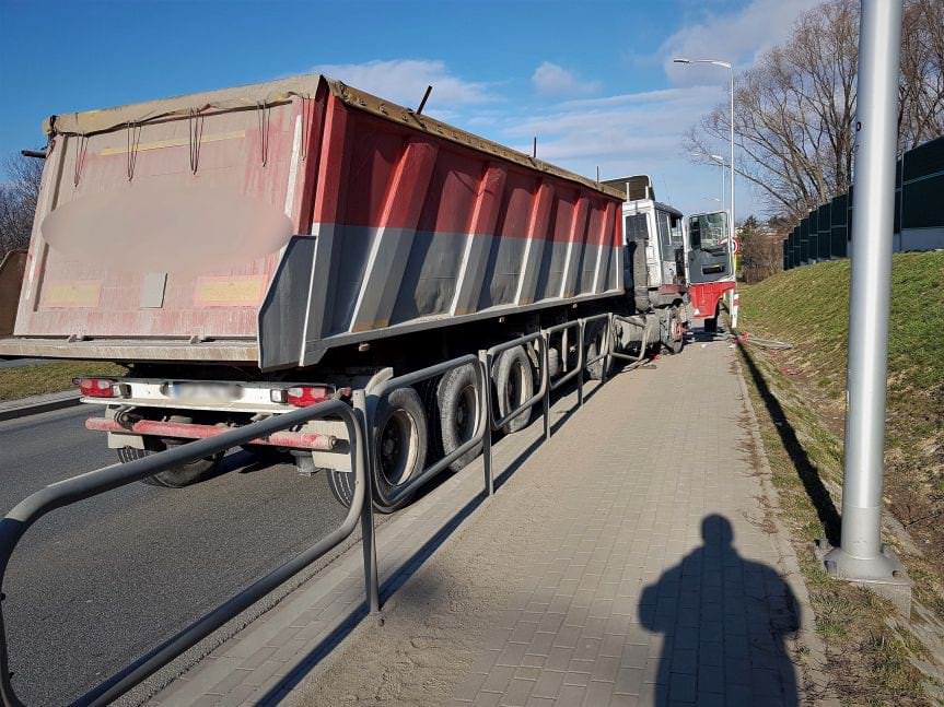 Na Podkarpackiej w Krośnie, samochodem ciężarowym wjechał w barierki