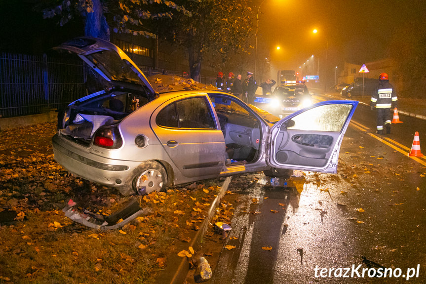 Na ul.Tysiąclecia w Krośnie samochód uderzył w drzewa