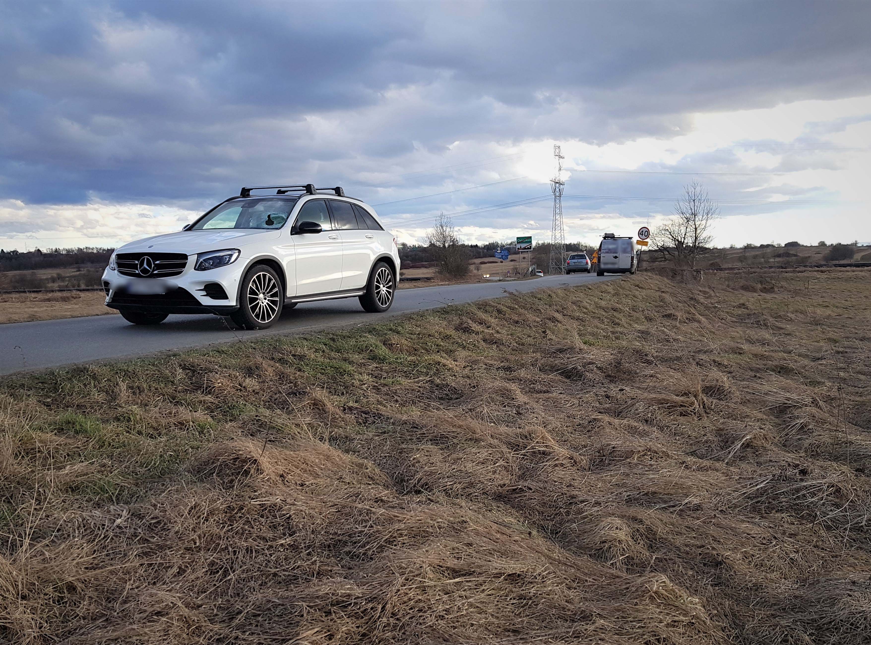 Odrzykoń. Drabina uszkodziła szybę w samochodzie osobowym