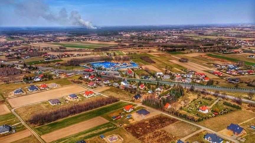 Pilne-trwa walka z pożarem lasu w Chotowej- w akcji bierze udział samolot gaśniczy