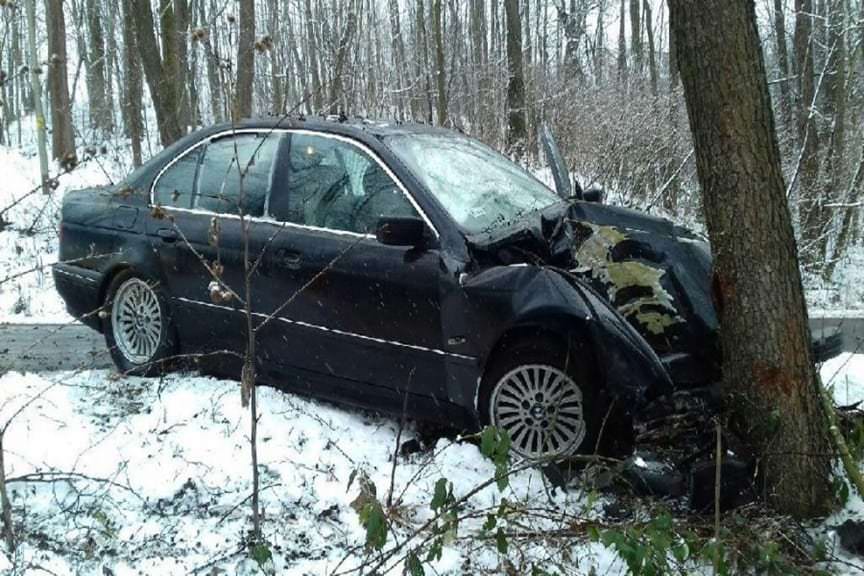 Pijany kierowca bmw uderzył w drzewo