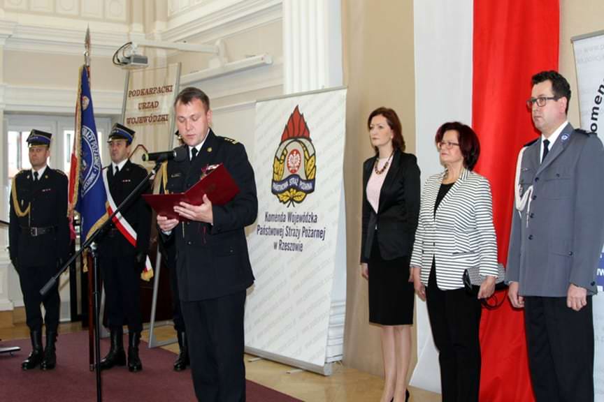 Strażacy i policjanci odznaczeni w rzeszowie