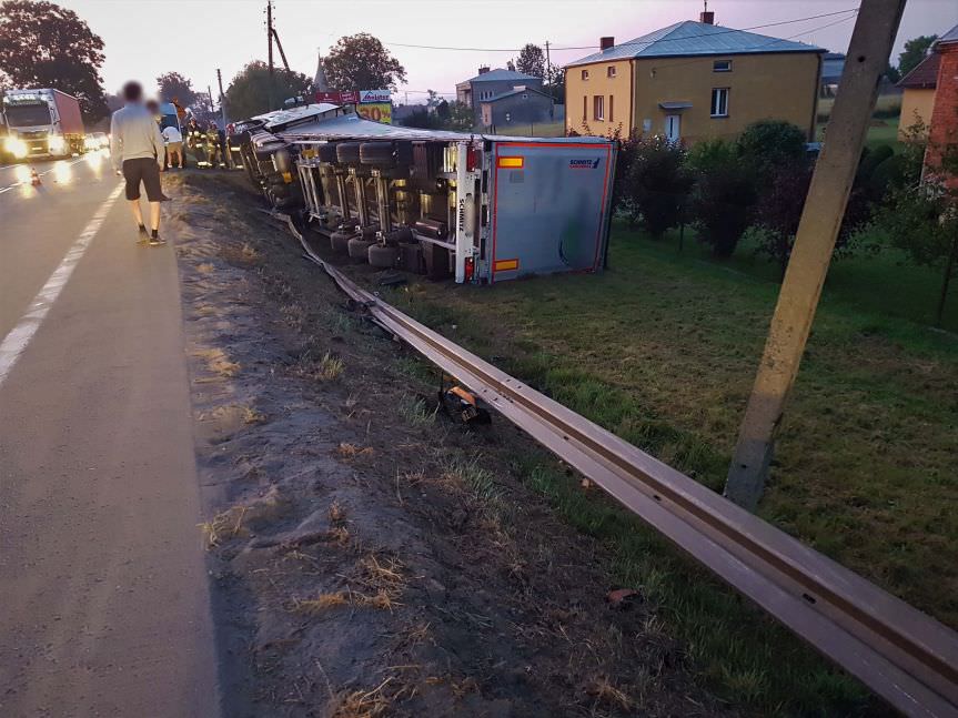 Potok. Samochód ciężarowy wypadł z drogi