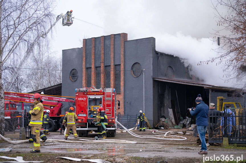 Pożar hali w Roztokach