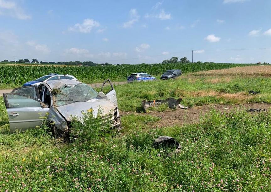 Roztrzaskany opel obok autostrady a w polu pszenicy półprzytomny mężczyzna