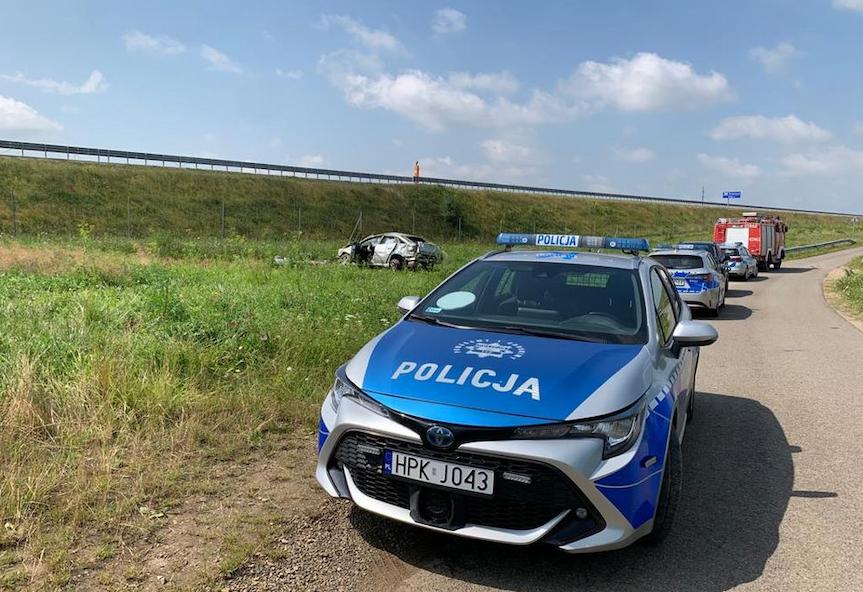 Roztrzaskany opel obok autostrady a w polu pszenicy półprzytomny mężczyzna