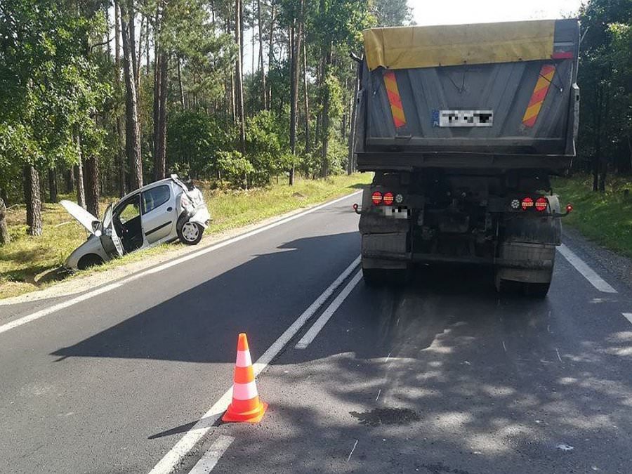 Samochód ciężarowy uderzył w peugeota