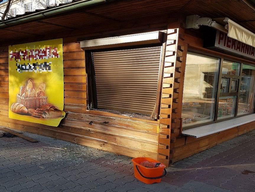 Samochodem wjechał w kiosk z pieczywem