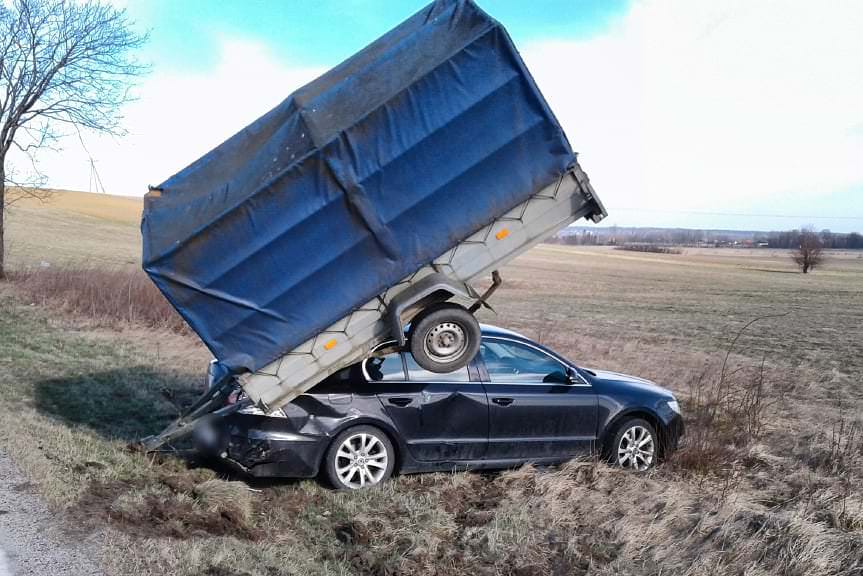 skoda i przyczepa