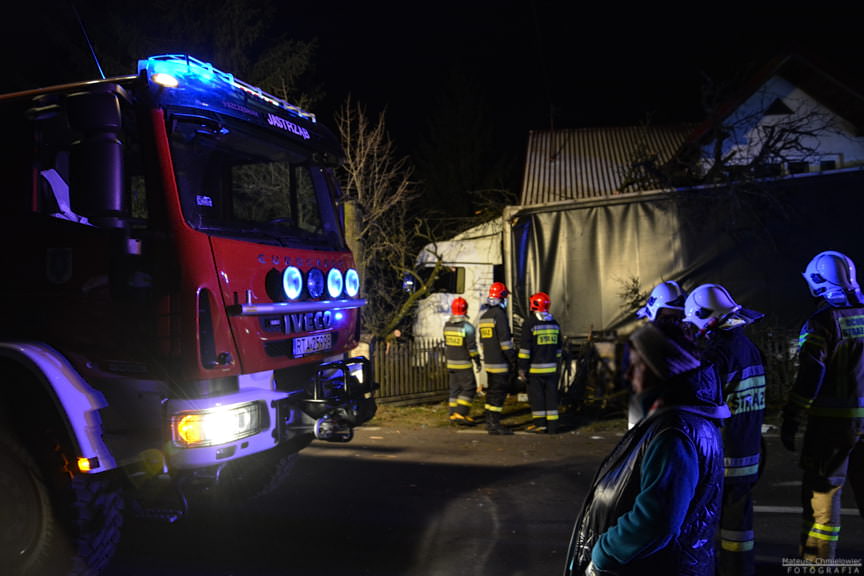 Tir wjechał w posesję