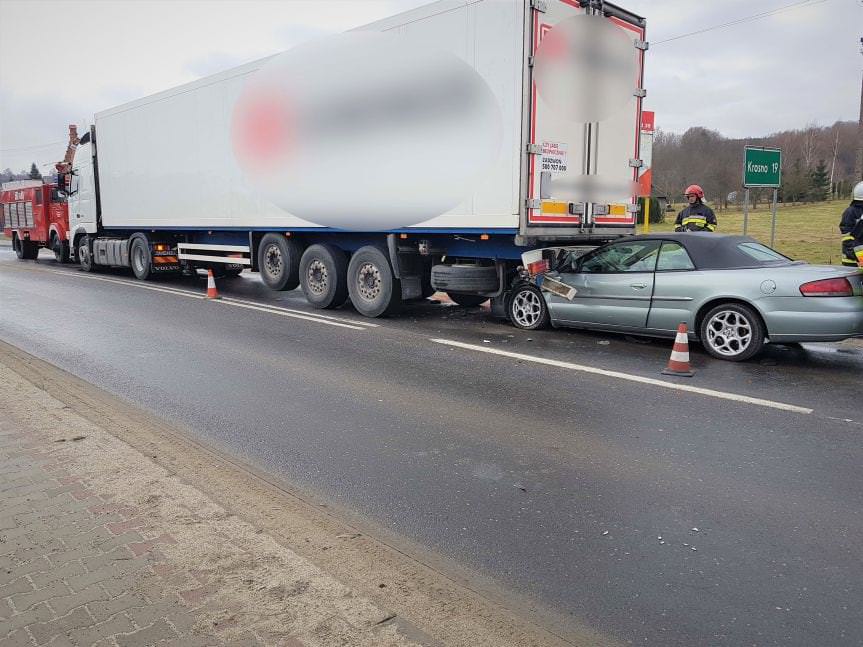 Twierdza. Samochodem osobowym uderzył w naczepę samochodu ciężarowego