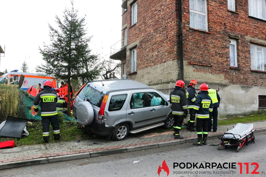 wjechała w dom samochodem