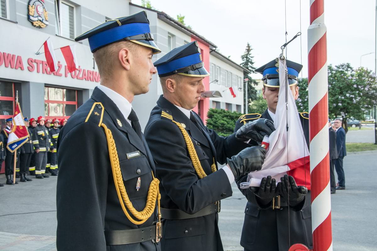Uroczyste podniesienie flagi w KM PSP Tarnobrzeg
