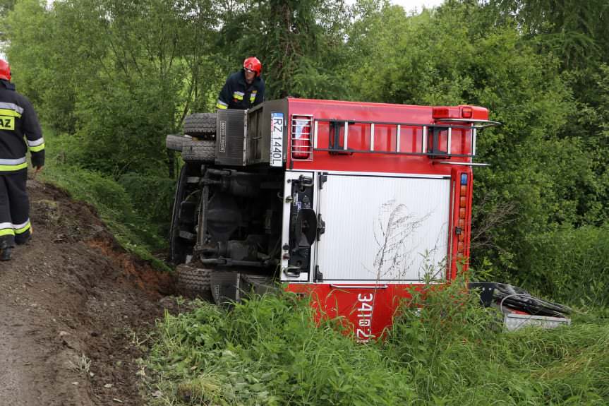 WĘGLÓWKA. Cysterna i wóz strażacki zsunęły się z nasypu