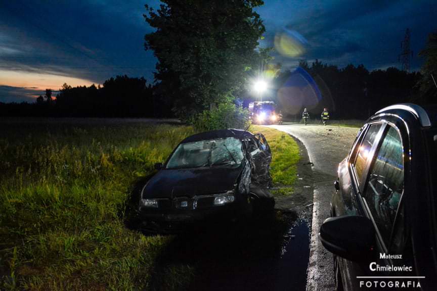 Wypadek dwóch samochodów, trzy osoby ranne