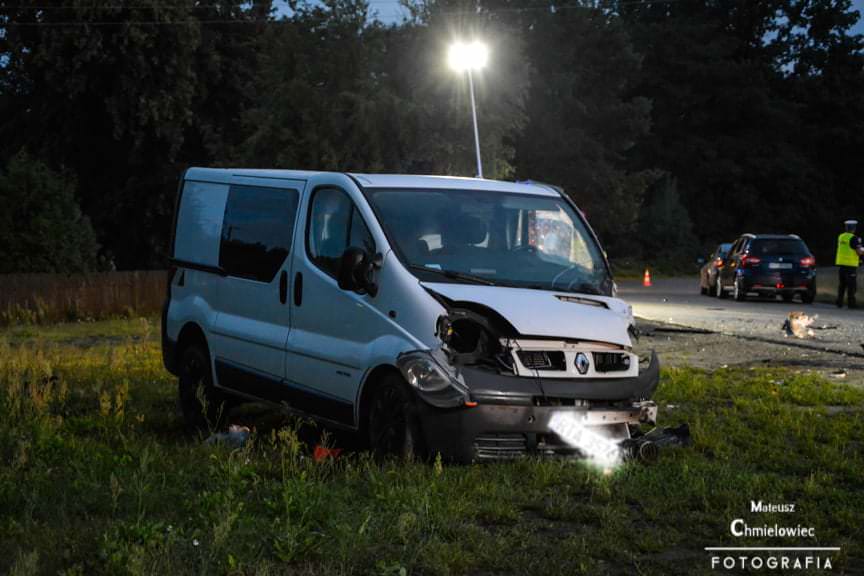 Wypadek dwóch samochodów, trzy osoby ranne