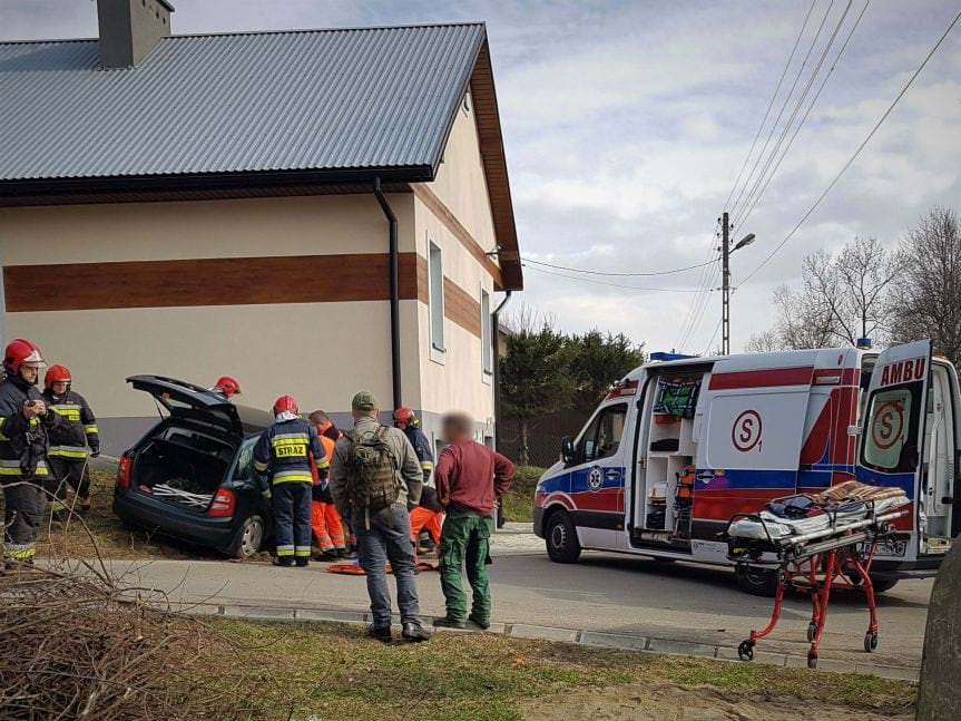 Wypadek w Głowience. Samochód uderzył w ścianę domu