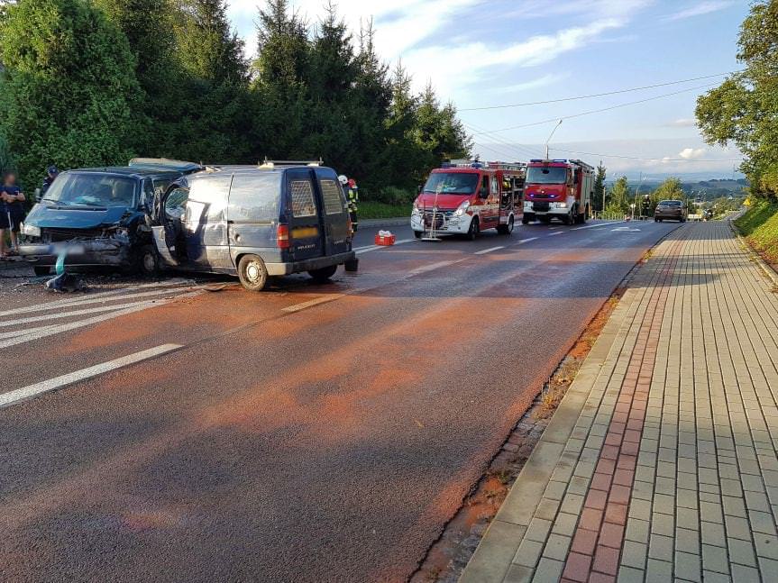 Wypadek w Jabłonicy Polskiej. Zderzenie volkswagena i peugeota